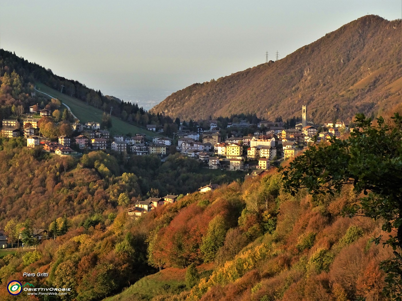 11 Dal sent. 537 zoom sul centro di Selvino con la chiesa parrocchiale.JPG